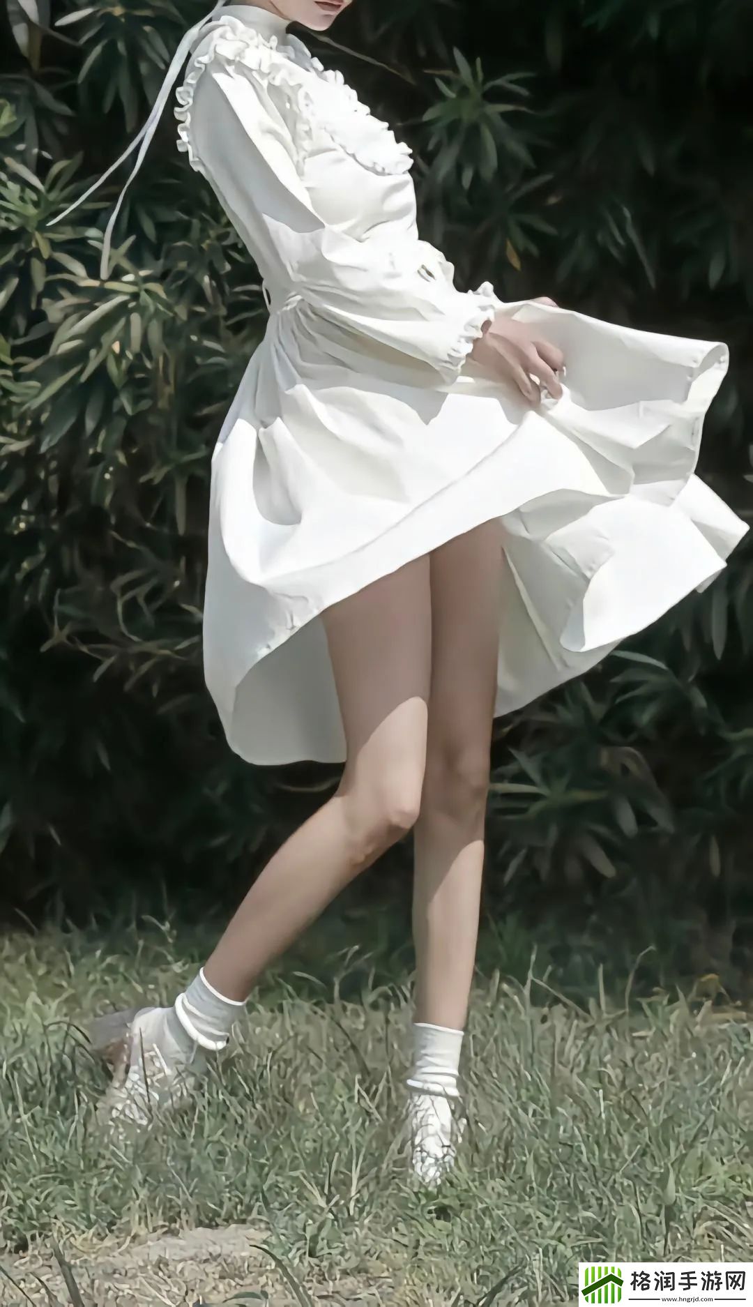 宝宝扶着水池乖乖让爸爸洗头