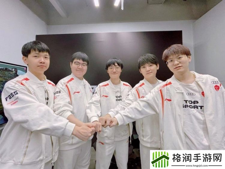 Creme赛后晒与队友合照