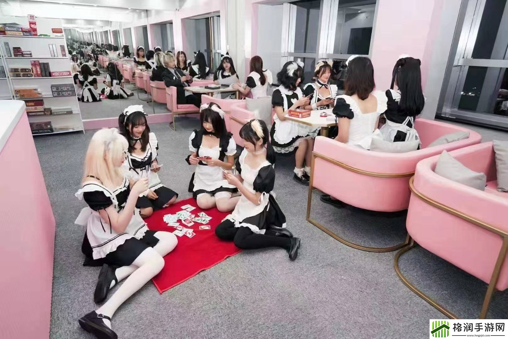 桌游电竞女仆跪式服务被点名宣传下跪式端茶倒水、喂食、捏背等服务