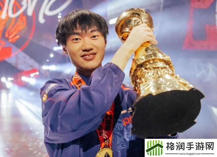 LOL官推晒knight手捧奖杯图