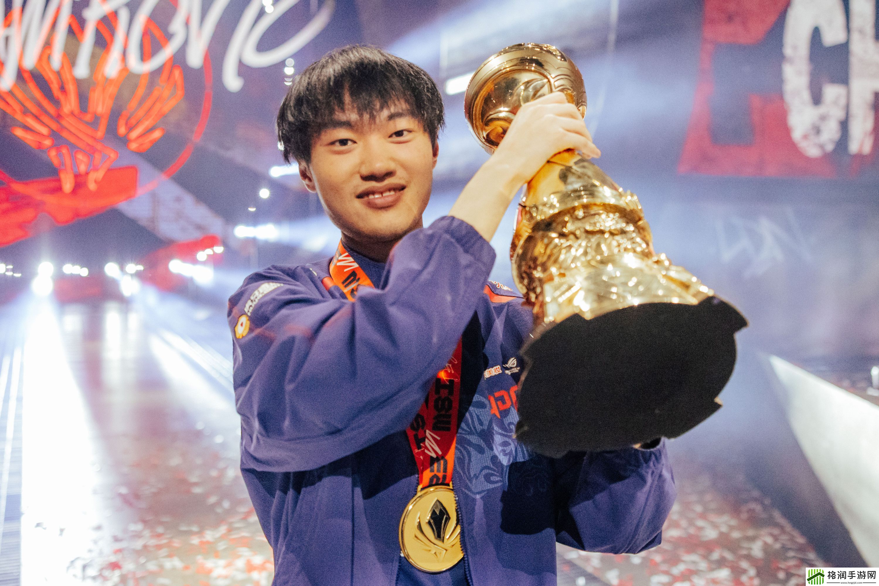 LOL官推分享Knight捧杯照并配文