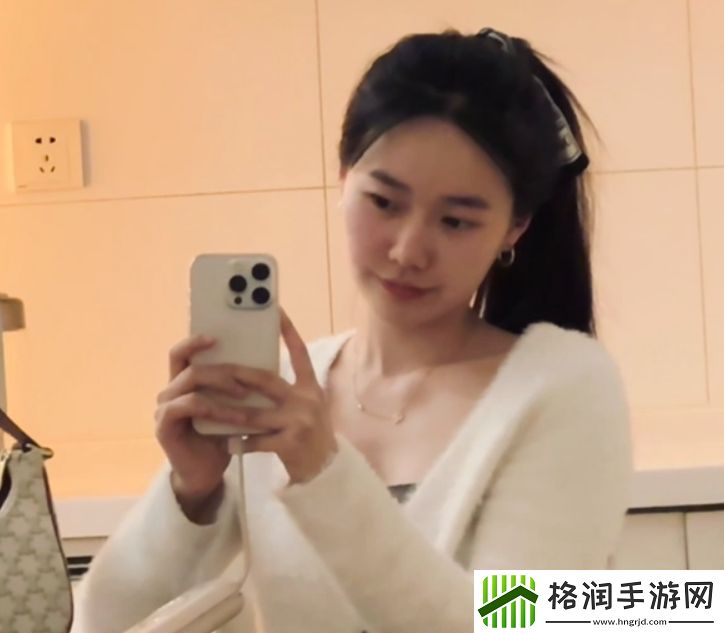 是真敢啊！陈鱼晒出纯素颜照吧友觉得和平日相比这素颜水平如何