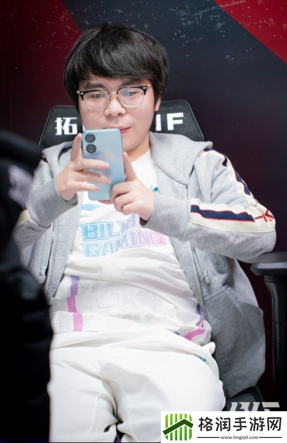 bin哥怪不得发育这么好！BLG赛场返图Bin沉浸喝饮料