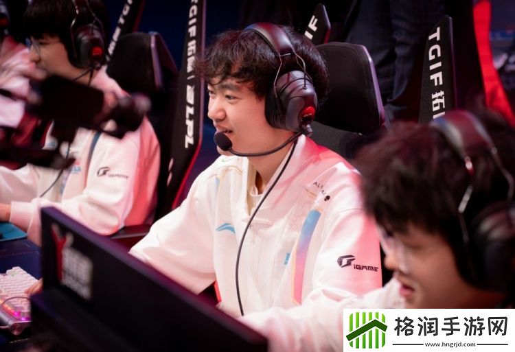 bin哥怪不得发育这么好！BLG赛场返图Bin沉浸喝饮料