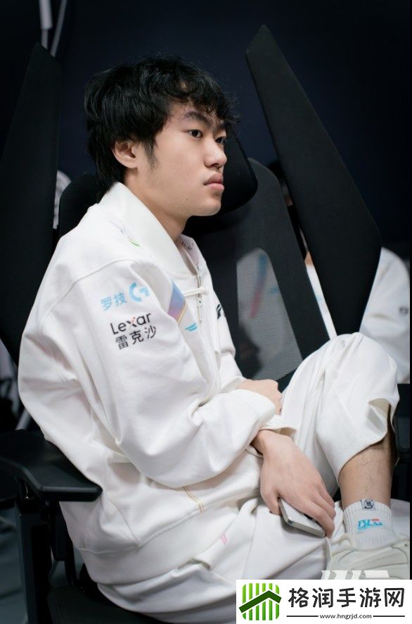 bin哥怪不得发育这么好！BLG赛场返图Bin沉浸喝饮料