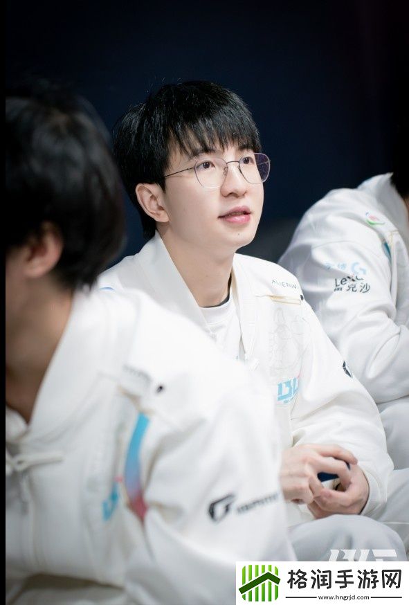 bin哥怪不得发育这么好！BLG赛场返图Bin沉浸喝饮料