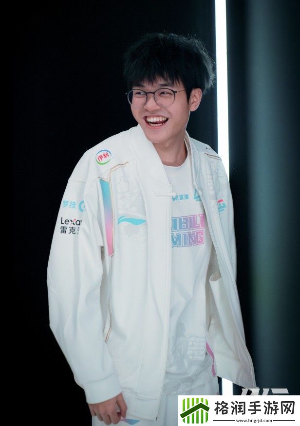 bin哥怪不得发育这么好！BLG赛场返图Bin沉浸喝饮料