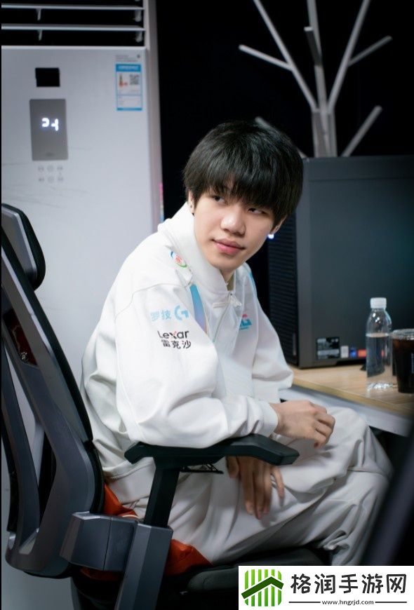 bin哥怪不得发育这么好！BLG赛场返图Bin沉浸喝饮料