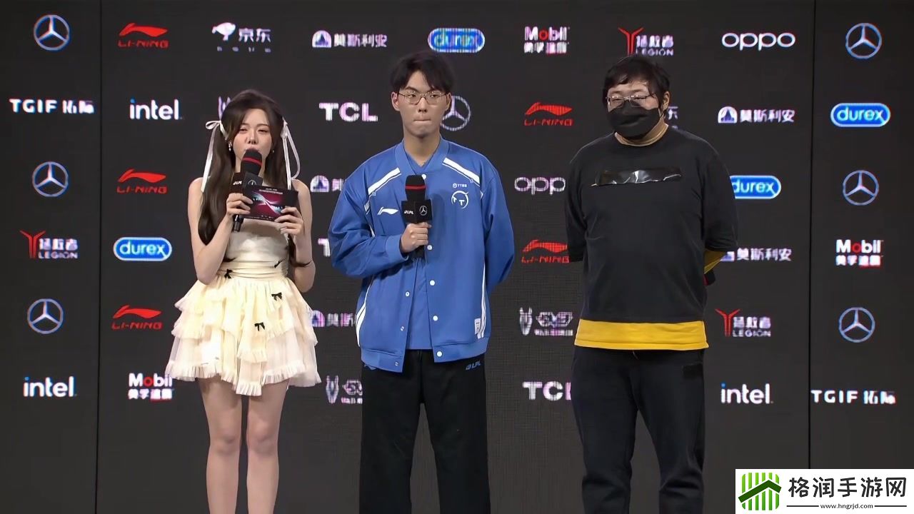 泪目了Ucal采访中谈及**难掩思念当场落泪