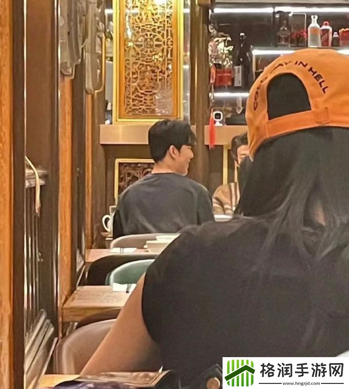 恋爱粉丝伦敦偶遇TheShy和一位漂亮女生一起亲密聚餐