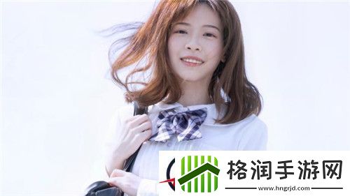 年轻夫妻把小孩哄睡后开监控