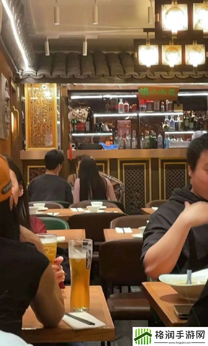 恋爱粉丝伦敦偶遇TheShy和一位漂亮女生一起亲密聚餐