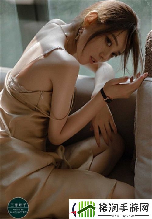 男生女生一起查查查滑轮鞋自被斗鱼主播推荐后十分热门