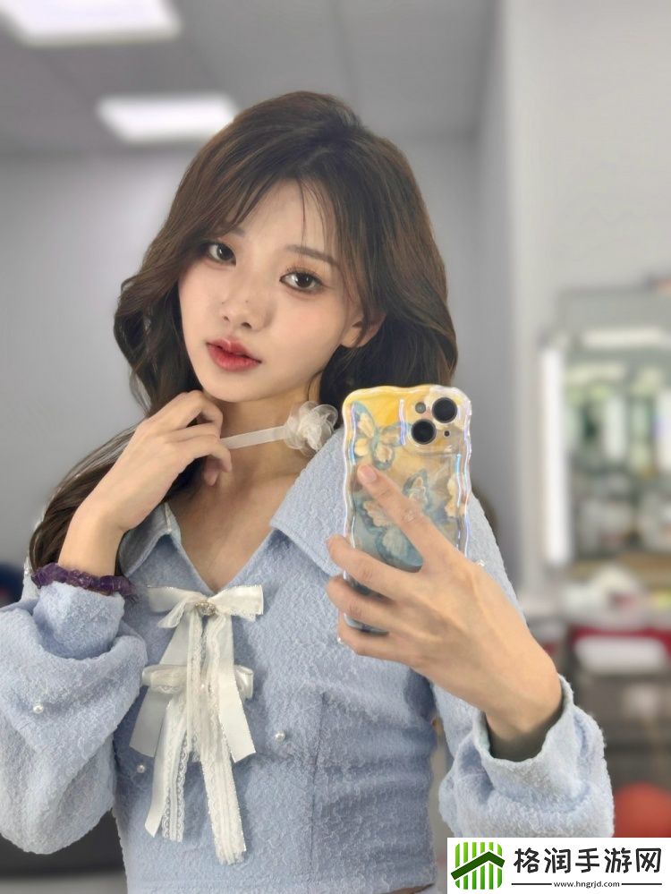 LPL互动主持阿芙晒照并配文