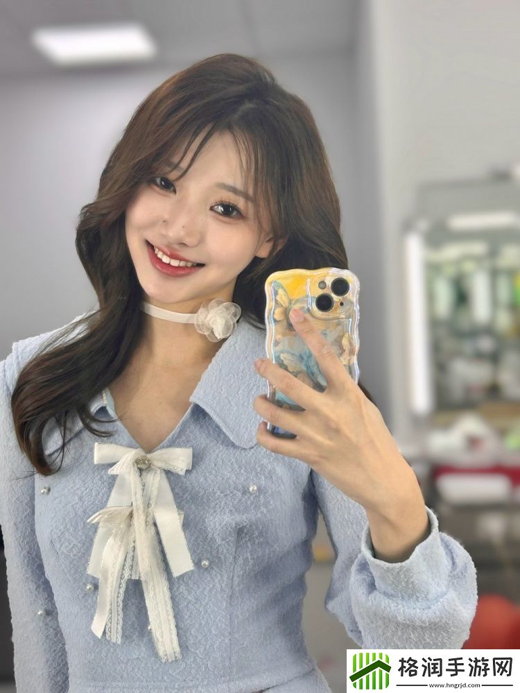 LPL互动主持阿芙晒照并配文