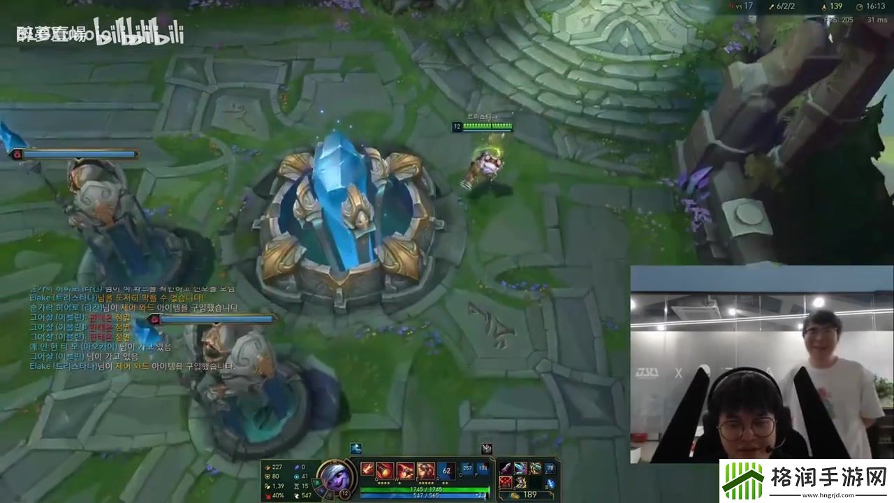 帮忙指导Xun深夜开播镜头中出现RNG辅助LvMao选手身影