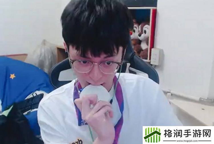 fofo逛商城看见世界赛战队图标立马划走