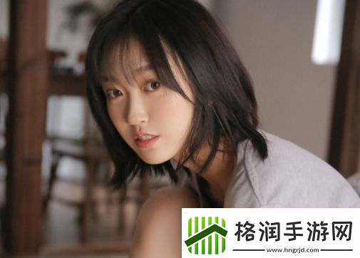 开会时桌子下的手