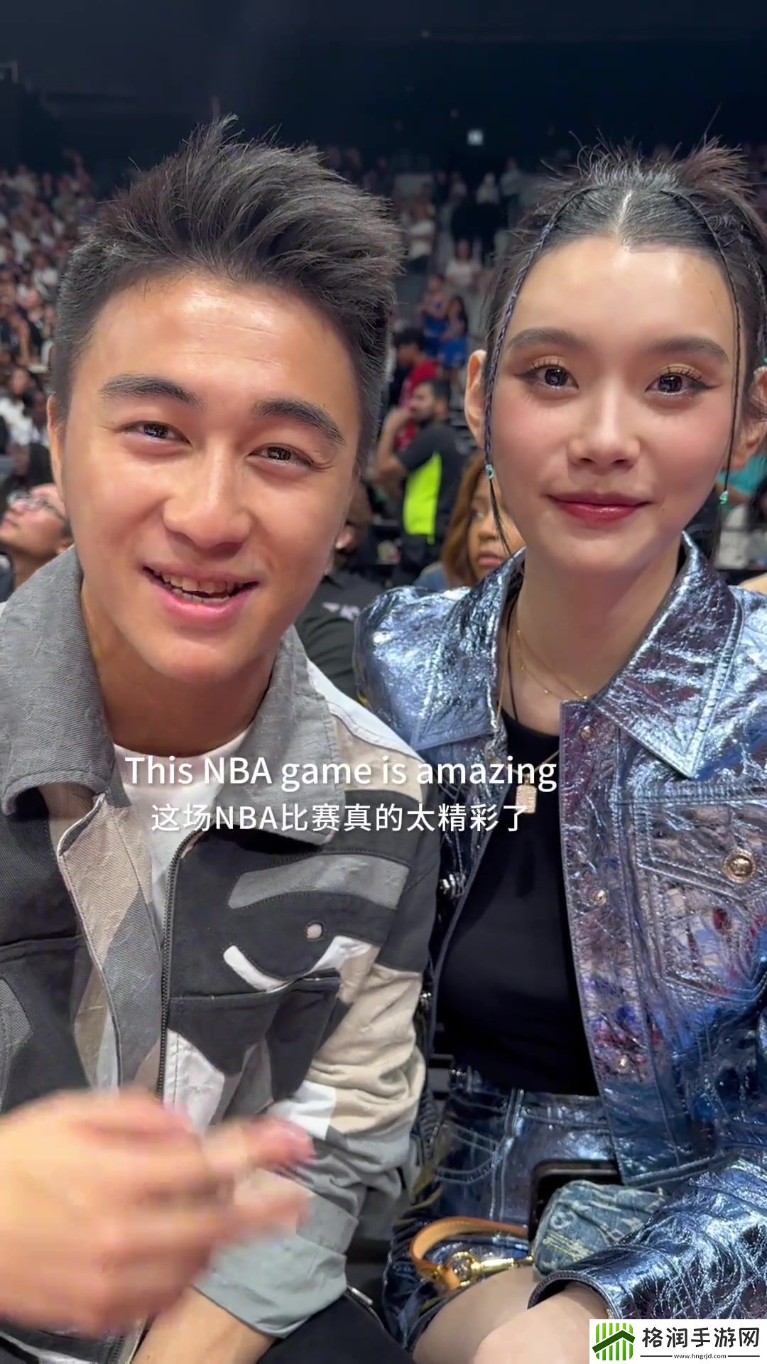 何猷君夫妇第一排观看NBA季前赛