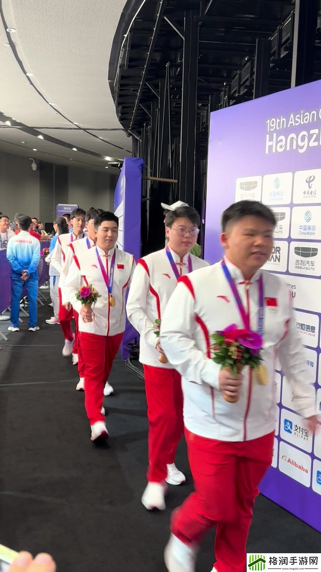 冠军的待遇！DOTA2中国队赛后采访通道全员被赠与亚运周边盲盒