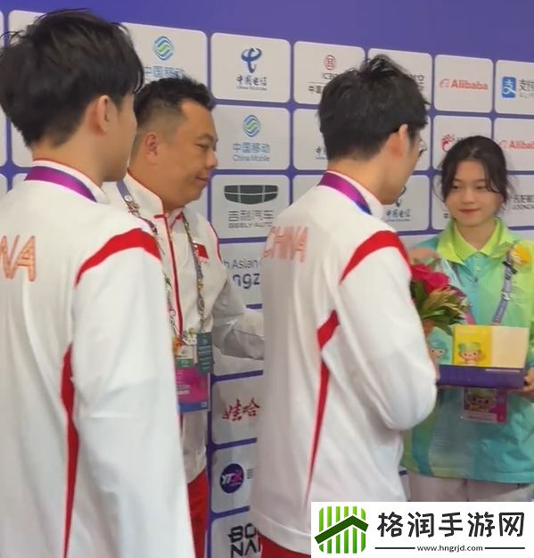 冠军的待遇！DOTA2中国队赛后采访通道全员被赠与亚运周边盲盒