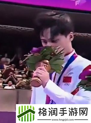 这捧花香么颁奖仪式环节AME偷偷闻起手捧花的味道