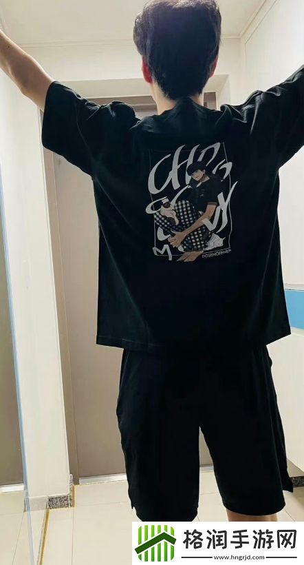 荣誉加身为其感到自豪！Chovy妈妈分享Chovy背影照