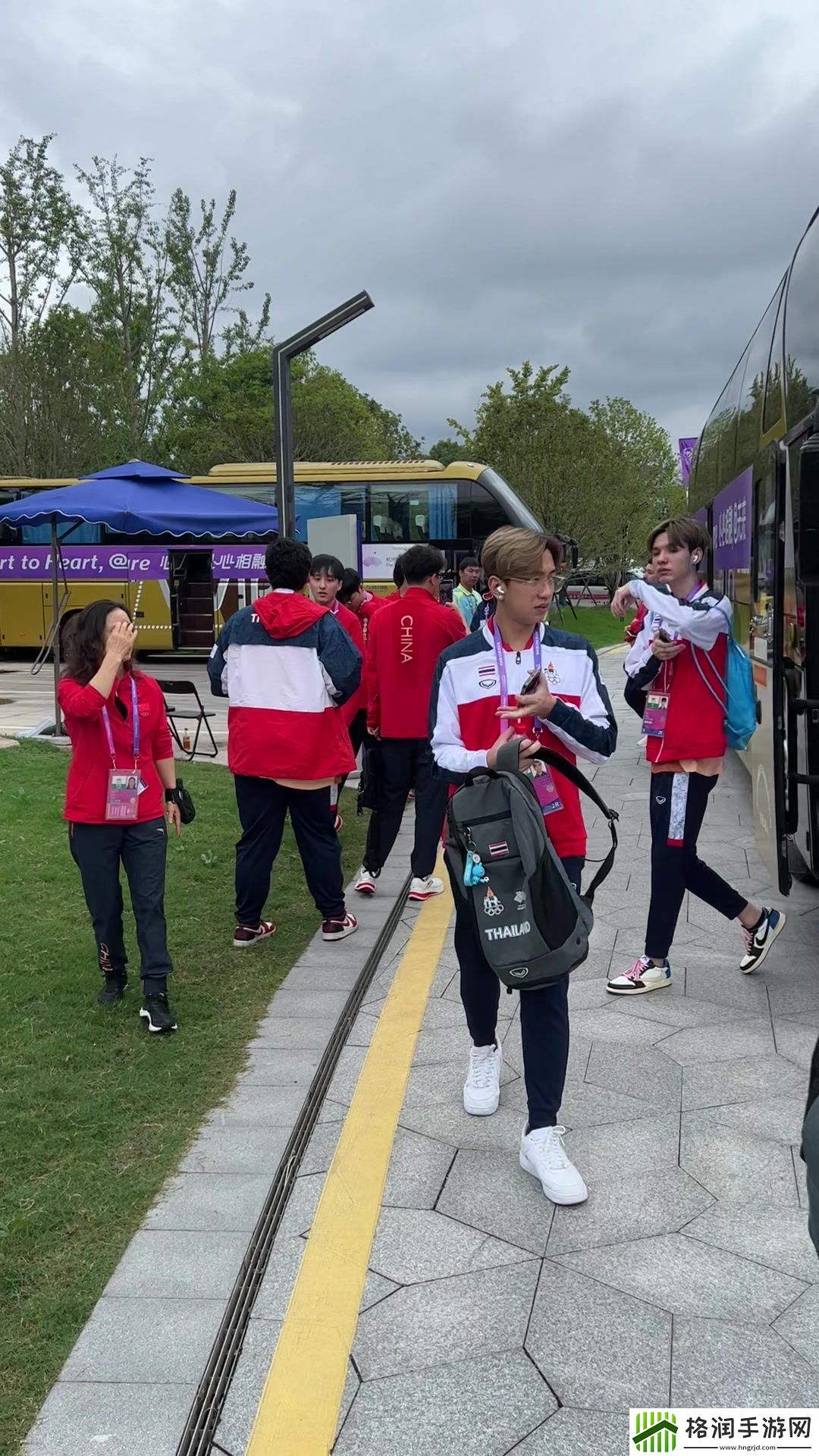 粉丝见面会DOTA2中国队选手抵达场馆国外选手特地等待与其合影