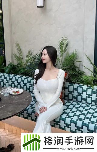 两峰夹小溪地湿又无泥诗:解读诗境中的自然之美,领略山水间的幽静与灵动!