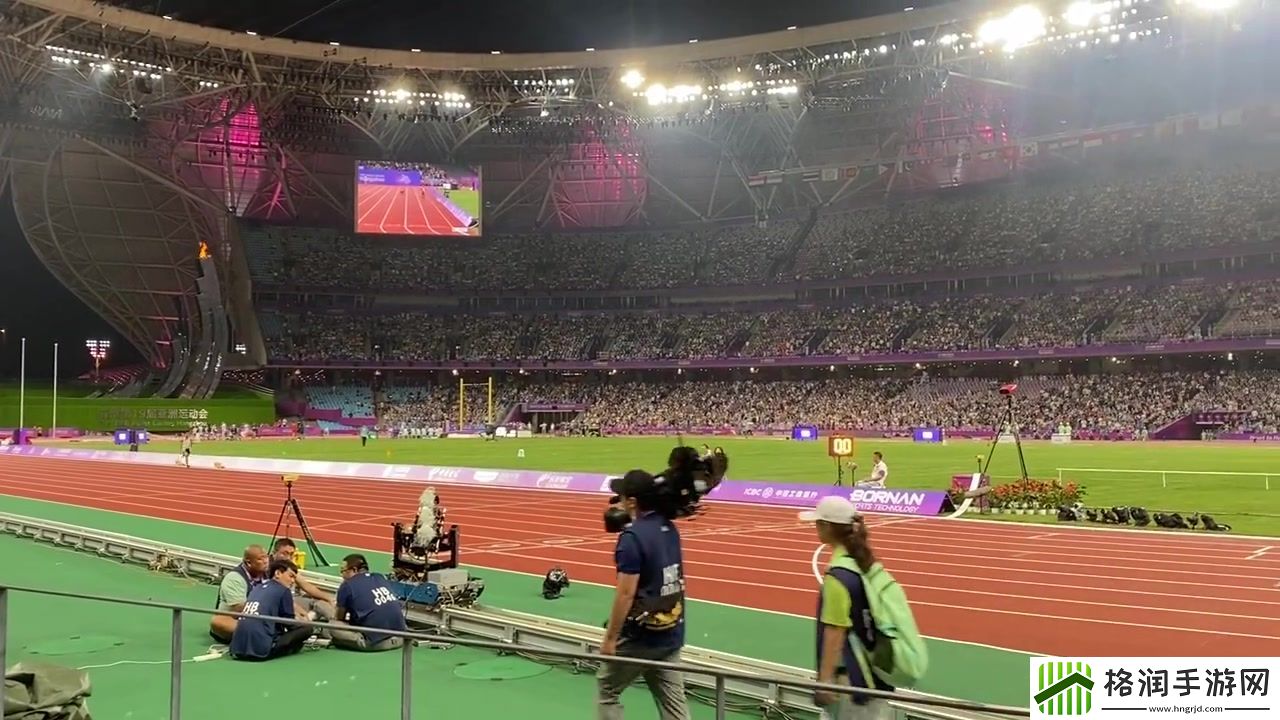 柬埔寨选手参加万米决赛被套三圈全场观众为其加油