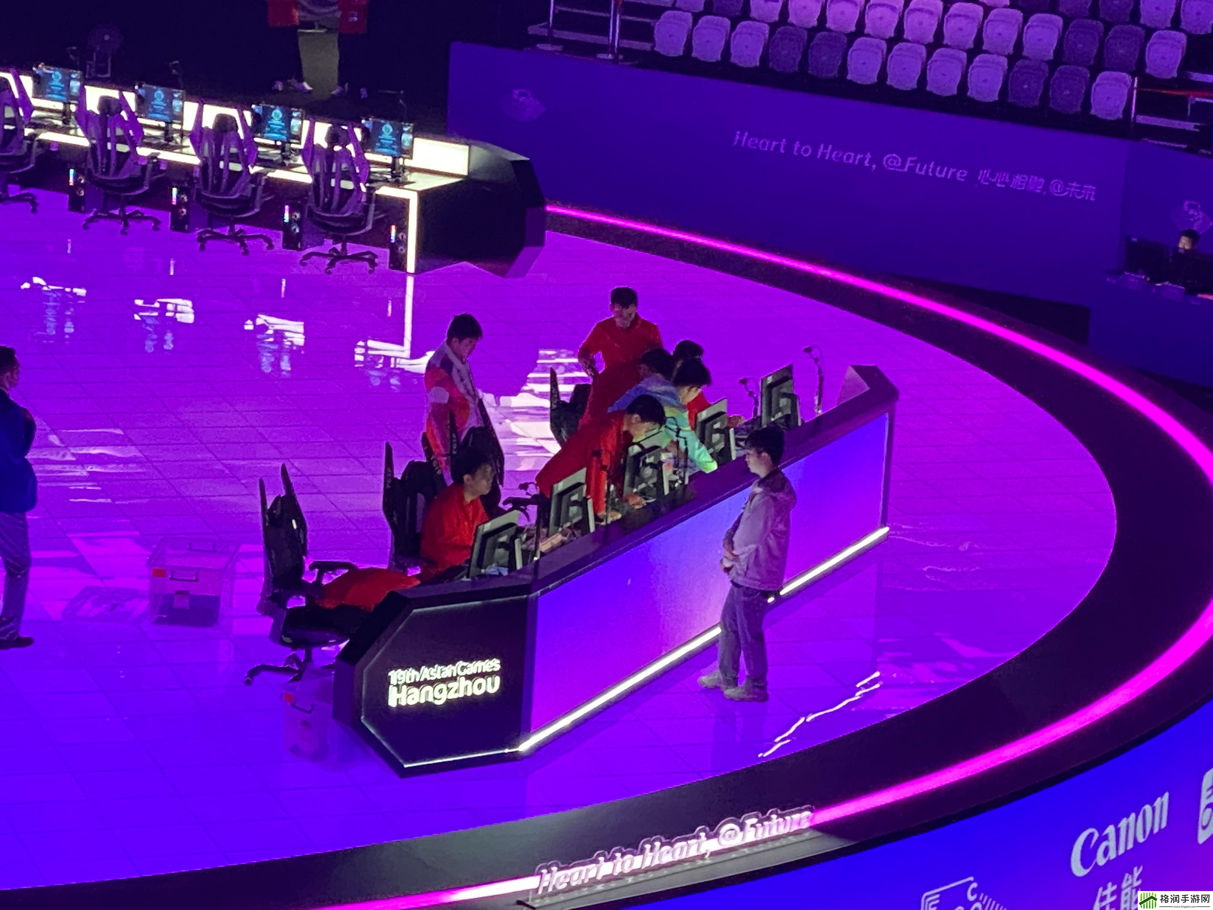 刀塔中国对阵马来西亚的半决赛即将开始中国队已经上台调试设备