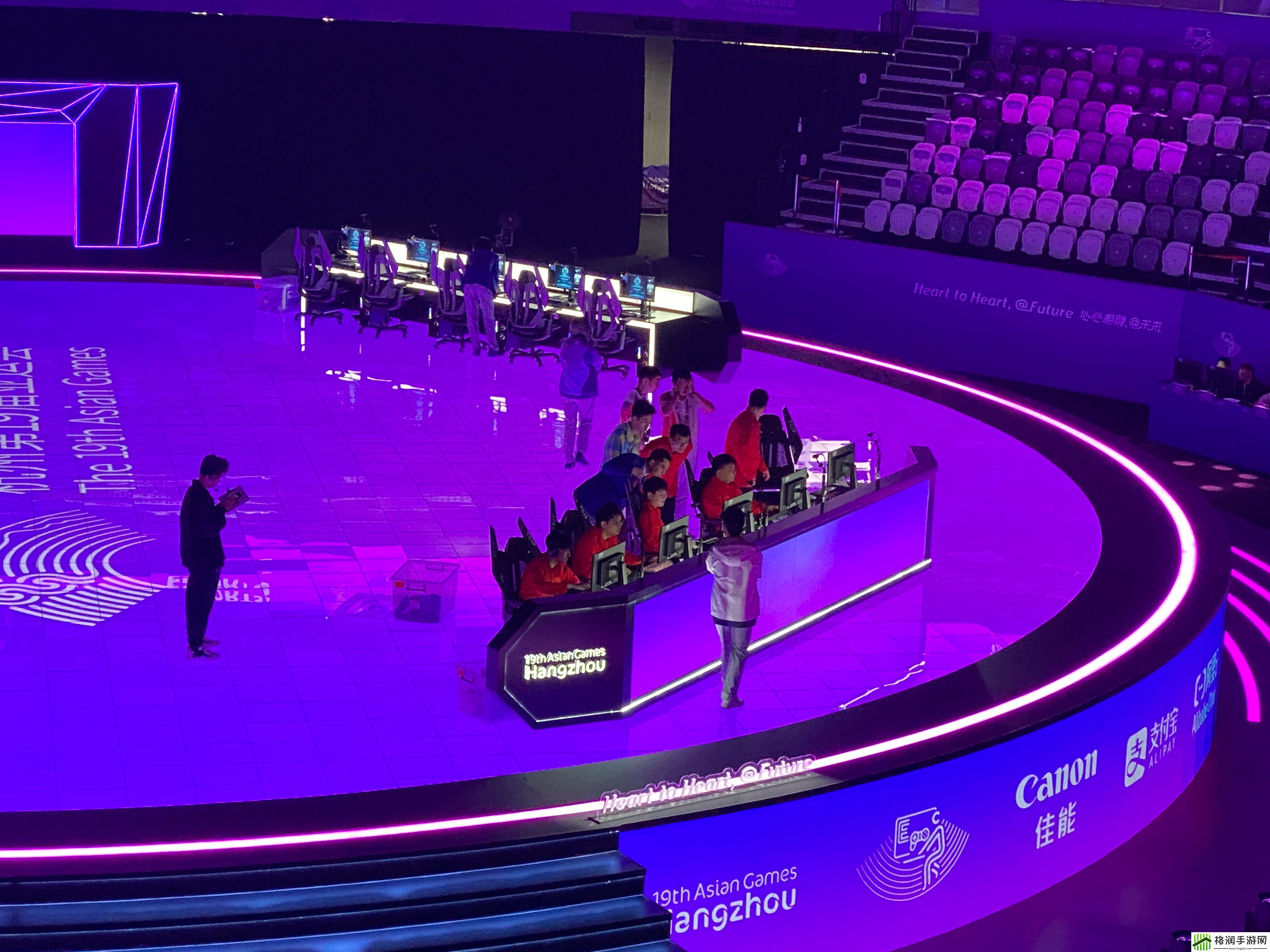 刀塔中国对阵马来西亚的半决赛即将开始中国队已经上台调试设备