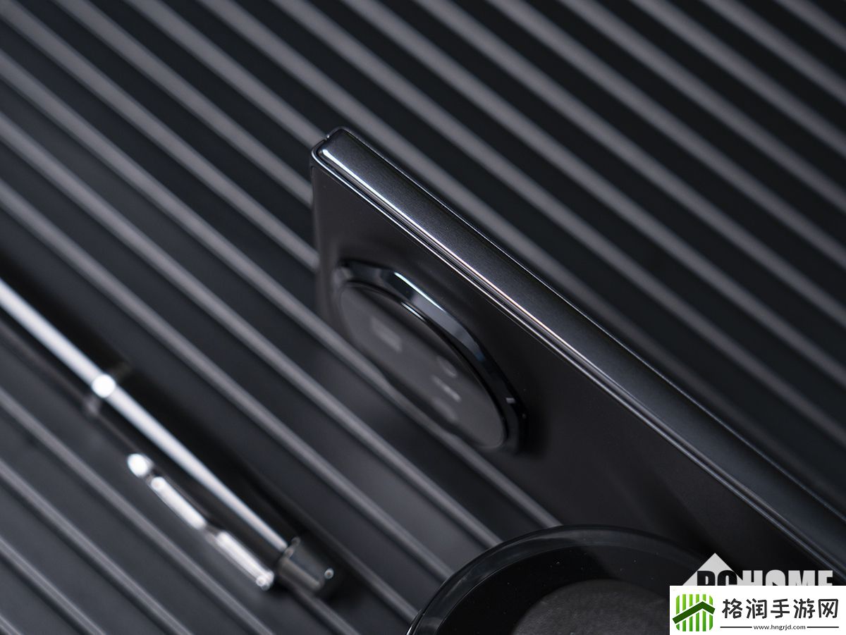 折叠厚度仅为9.2mm