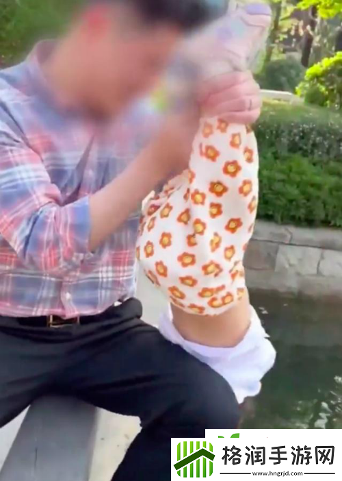 90后宝爸倒提1岁女儿摸金鱼