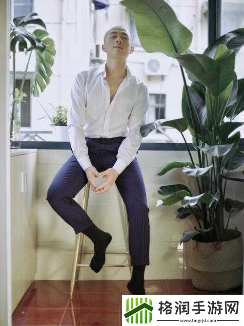 转过去趴翘高点打完坐高脚凳