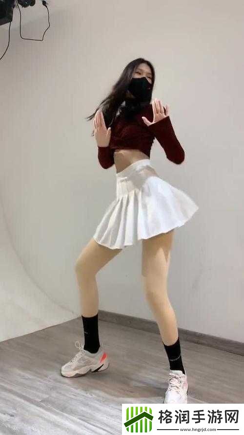 女生QQ弹弹跳舞