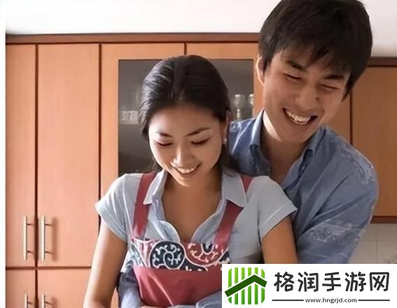 “运动女神”跑步接老公电话