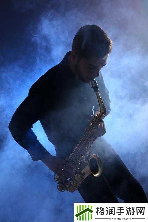 在蓝调爵士中演奏萨克斯风
