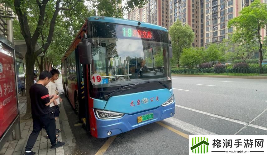 “小扫货水能么多公交车”引发的网上狂欢背后