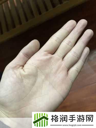 手指划入缝隙挖水