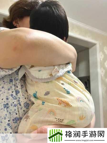 宝宝躺着的时候双腿往上翘