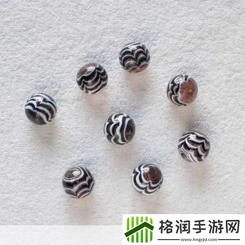 玻璃弹球里的漂亮花纹是用什么做的