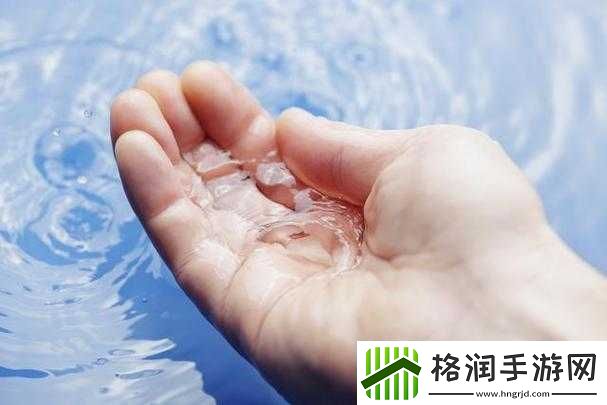 手指划入缝隙挖水