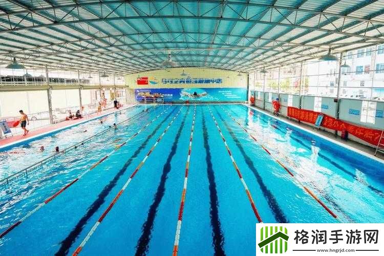 游泳馆里两位教练孟月月的故事