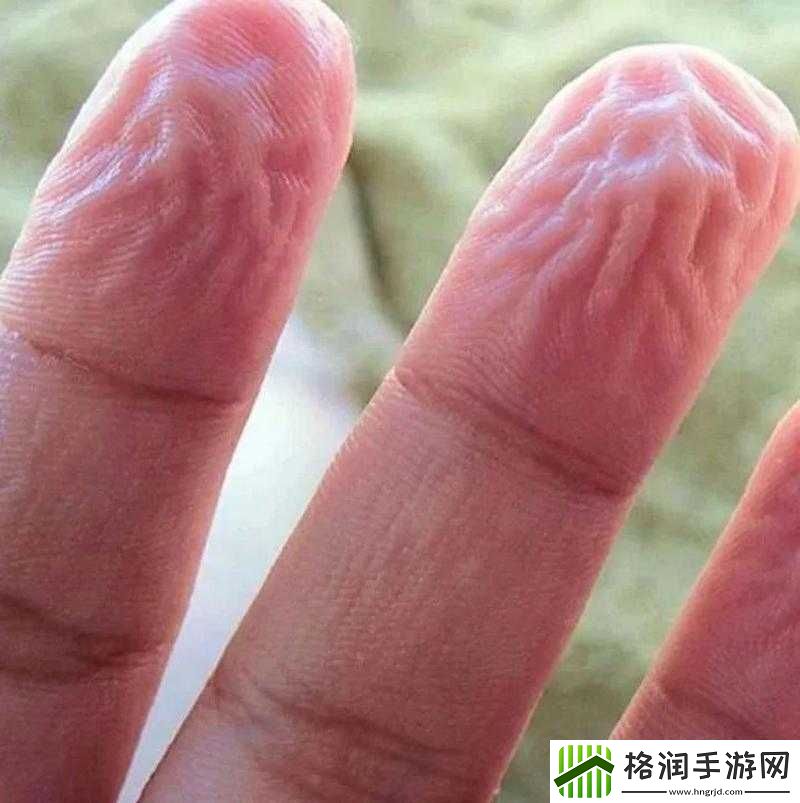 手指划入缝隙挖水