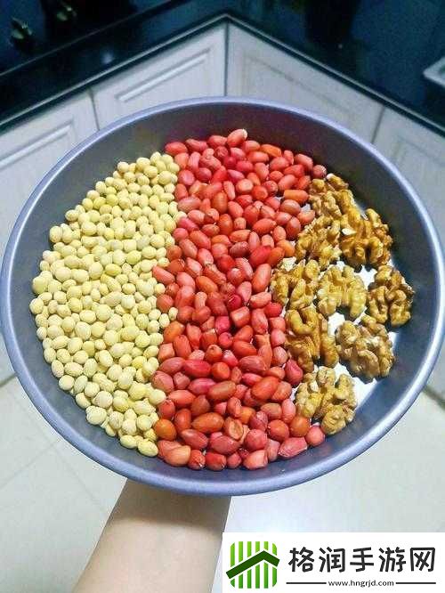 男女一起努力做豆浆