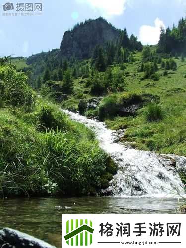 两峰夹小溪地湿又无泥