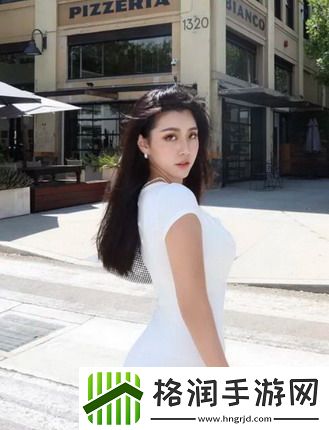 手指划入缝隙挖水