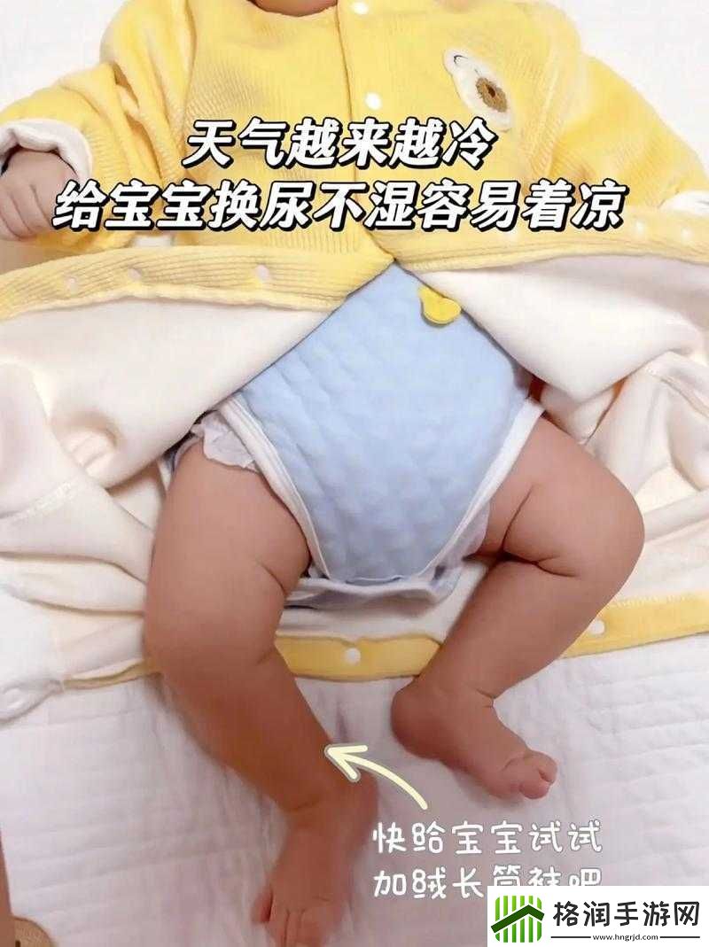 宝宝双腿交叉使劲用力