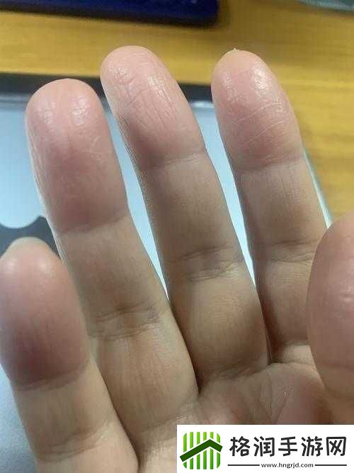 手指划入缝隙挖水